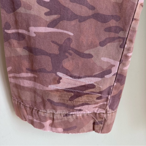 Women’s Old Navy Camouflage Cargo Pants wide leg Distressed 10R - Picture 13 of 16